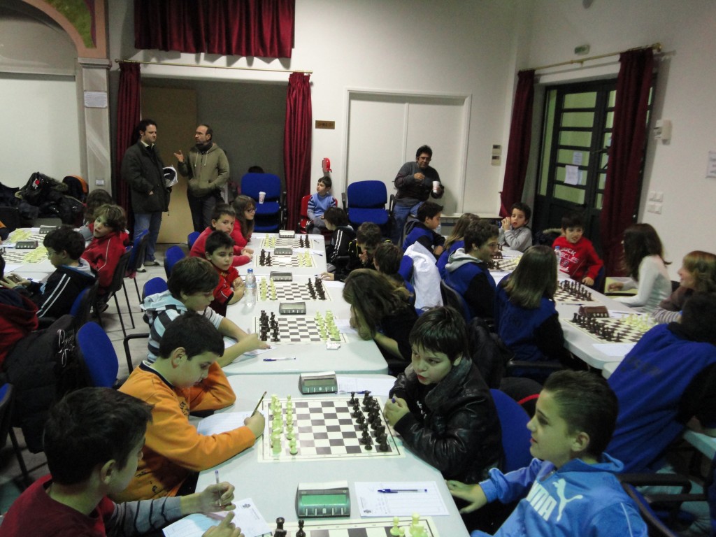 Τελικοί Διασυλλογικού Πρωταθλήματος Σκακιού Αττικής 2011 κάτω των 12 ετών. Η ομάδα μας Σκακιού του Α.Ο. Πήγασου Κυψέλης αγωνίζεται στο μεσαίο τραπέζι αριστερά. Από αριστερά είναι οι Φώτης Στρίγκος, Γιάννης Φίτσιος, Στέλιος Χρυσομάλλης, Μπάμπης Παπασταματίου, Παναγιώτης Κίκης, Ευαγγελία Κρεμέζη.