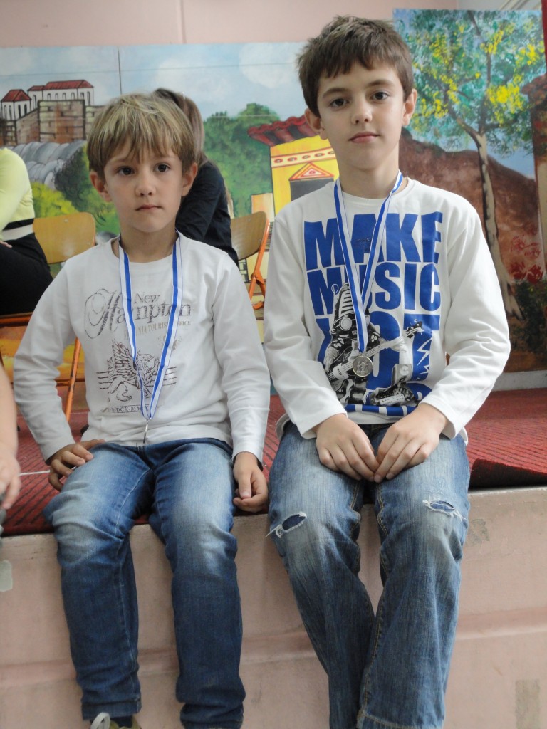 5ο  Διασχολικό Πρωτάθλημα Σκακιού 2012. Διακρίνονται οι αθλητές μας αδελφοί Κωστής και Ιωάννης Παπαδημητρίου που κατέλαβαν αμφότεροι τη 2η θέση στις τάξεις τους στο 5ο Διασχολικό Πρωτάθλημα 2012.