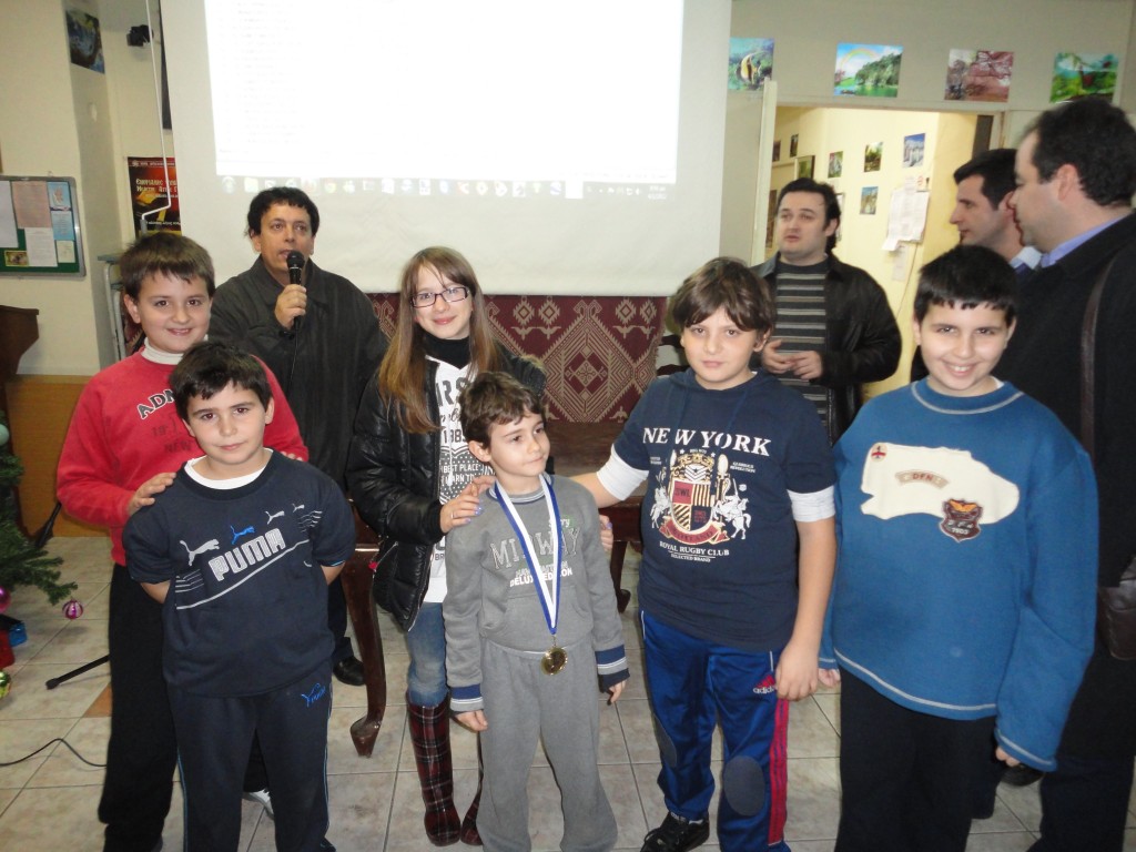 Διακρίνεται η ομάδα μας νέων Σκακιού με τη σκακίστρια Κοκκινοβασίλη, τον σκακιστή Κίκη, το προπονητή Δοκιμάκη και τους σκακιστές Παπαδημητρίου Κ., Καμούδη Κ., Φίτσιο Ι., Παπαδημητρίου Ι.