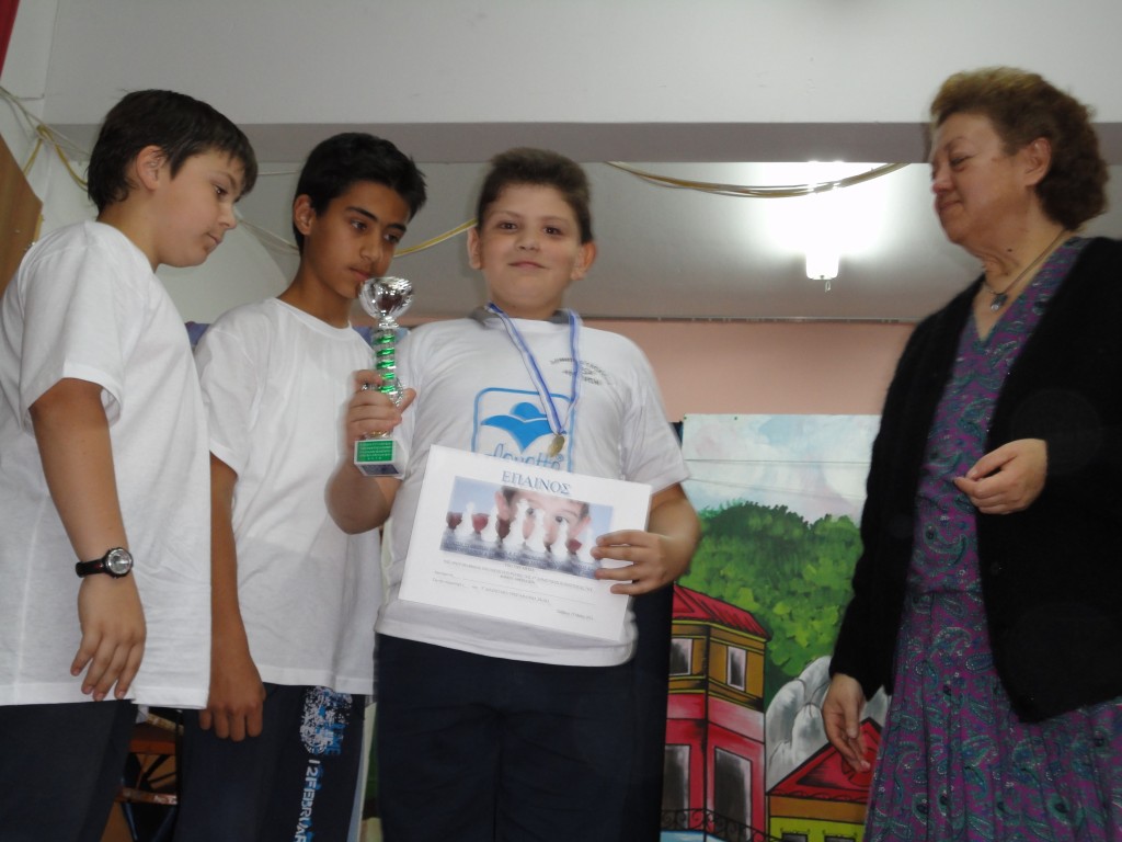 5ο  Διασχολικό Πρωτάθλημα Σκακιού Δήμου Αθηναίων. Διακρίνεται ο νικητής Στέλιος Χρυσομάλλης, αθλητής της ομάδας μας.