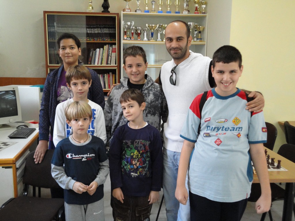 Διακρίνεται η παιδική ομάδα Σκακιού του Α.Ο. Πήγασου Κυψέλης στην έδρα της στο ενοριακό Κέντρο Ζωοδόχου Πηγής Κάτω Πατησίων. Από αριστερά είναι οι Κίκης, Παπαδημητρίου, Κρεμέζη, Καμούδης, Χρυσομάλλης, Φίτσιος και ο κ. Σιδηρόπουλος Γιάννης υπεύθυνος του ενοριακού Κέντρου Ζωοδόχου Πηγής.